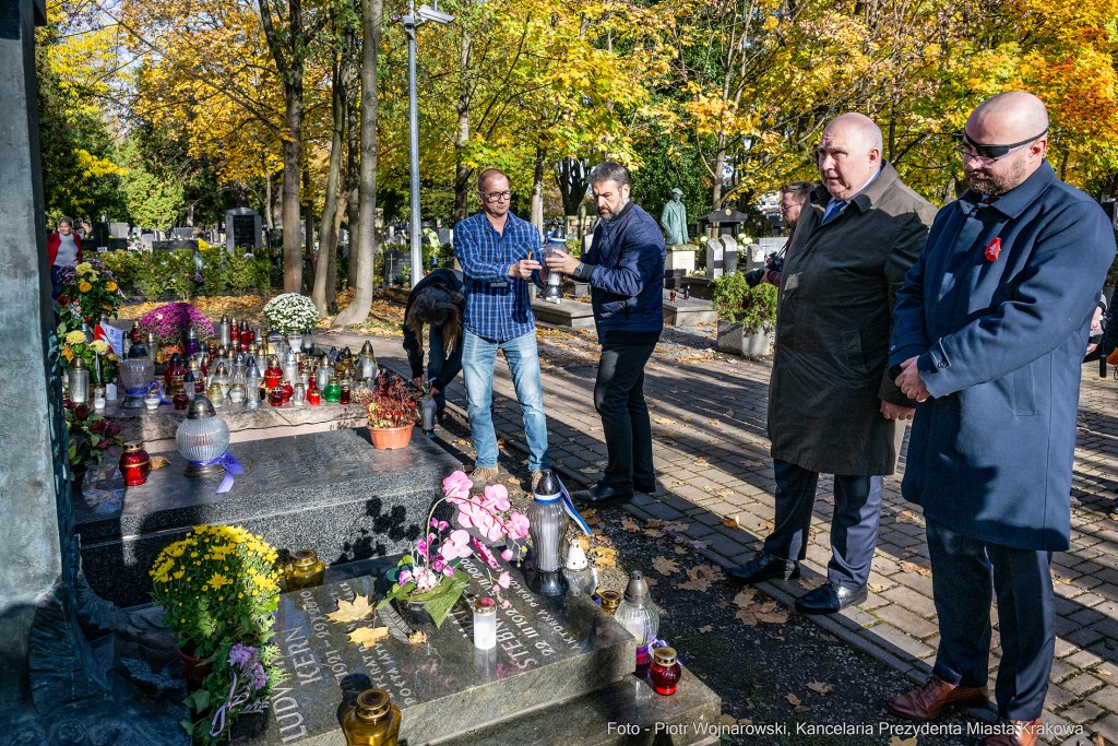 Bogusław Kośmider, Artur Buszek, znicze, Cmentarz Rakowicki, Krakowski Znicz Pamięci  Autor: P. Wojnarowski