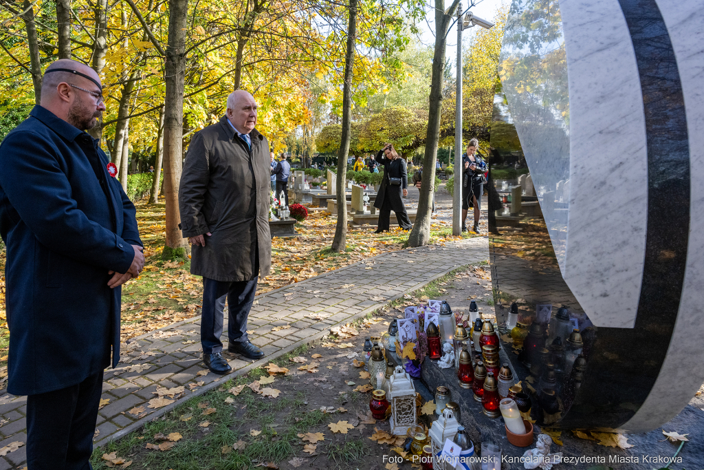 Bogusław Kośmider, Artur Buszek, znicze, Cmentarz Rakowicki, Krakowski Znicz Pamięci  Autor: P. Wojnarowski