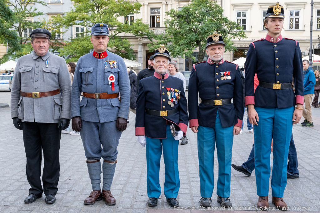 105. rocznica wyzwolenia Krakowa, Kraków, zabory, wyzwolenie, kwiaty, wieńce, złożenie, wieża r  Autor: P. Wojnarowski