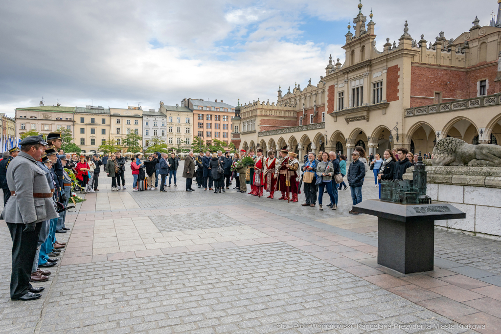 105. rocznica wyzwolenia Krakowa, Kraków, zabory, wyzwolenie, kwiaty, wieńce, złożenie, wieża r  Autor: P. Wojnarowski