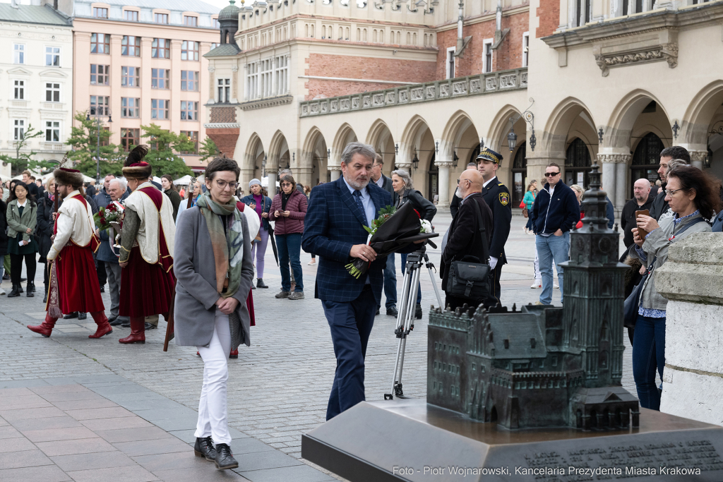 105. rocznica wyzwolenia Krakowa, Kraków, zabory, wyzwolenie, kwiaty, wieńce, złożenie, wieża r  Autor: P. Wojnarowski