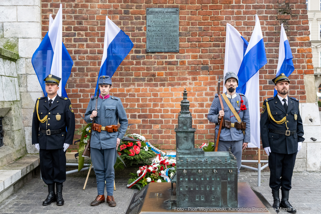 105. rocznica wyzwolenia Krakowa, Kraków, zabory, wyzwolenie, kwiaty, wieńce, złożenie, wieża r  Autor: P. Wojnarowski