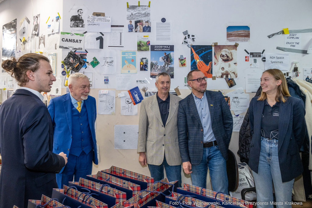 Kraków, Otofotokronika, Urząd Miasta Krakowa, UMK, AGH Space Systems, studenci, łazik marsjański  Autor: P. Wojnarowski