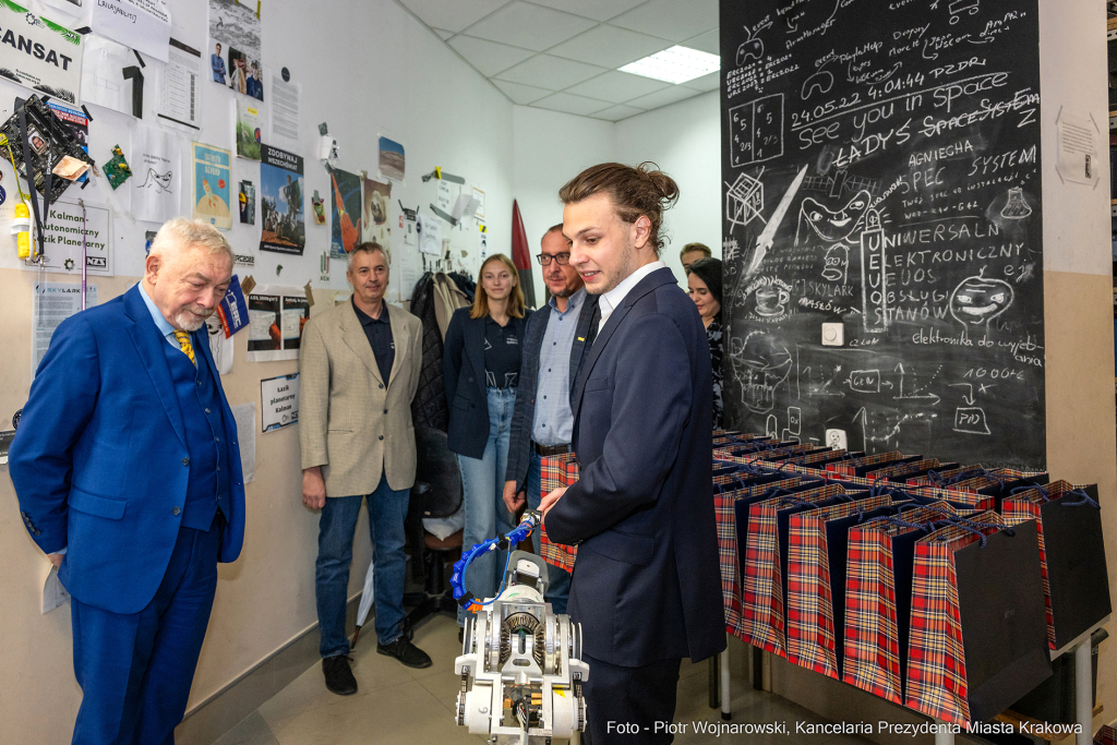 Kraków, Otofotokronika, Urząd Miasta Krakowa, UMK, AGH Space Systems, studenci, łazik marsjański  Autor: P. Wojnarowski