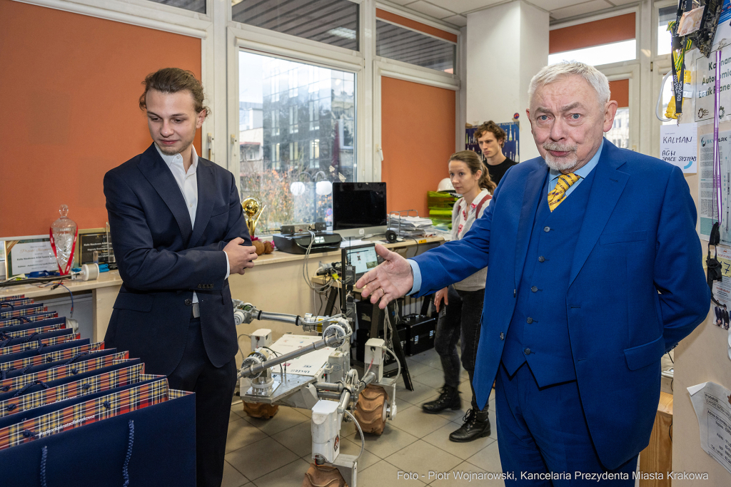 Kraków, Otofotokronika, Urząd Miasta Krakowa, UMK, AGH Space Systems, studenci, łazik marsjański  Autor: P. Wojnarowski