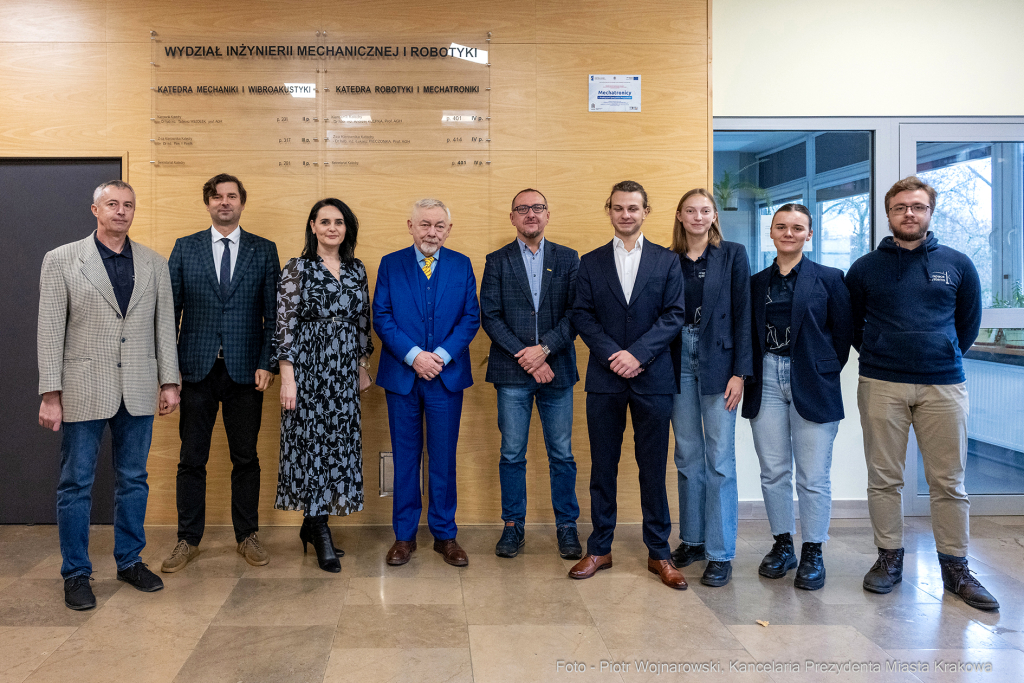 Kraków, Otofotokronika, Urząd Miasta Krakowa, UMK, AGH Space Systems, studenci, łazik marsjański  Autor: P. Wojnarowski