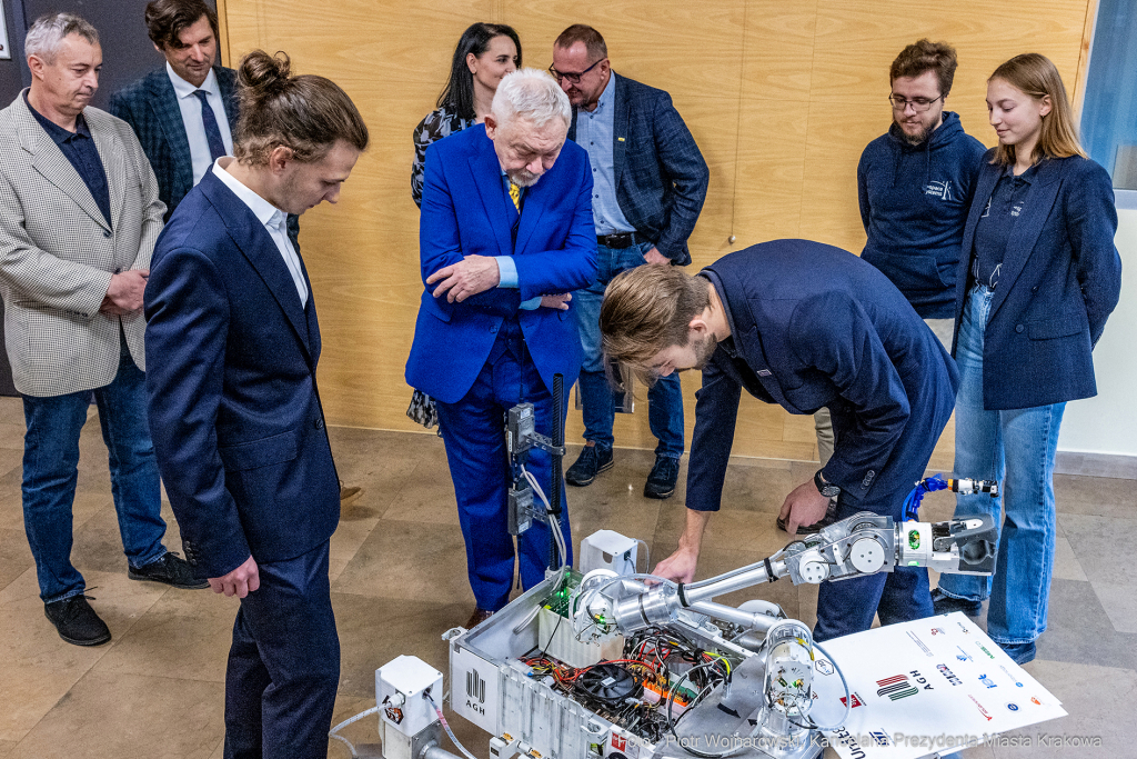 Kraków, Otofotokronika, Urząd Miasta Krakowa, UMK, AGH Space Systems, studenci, łazik marsjański  Autor: P. Wojnarowski