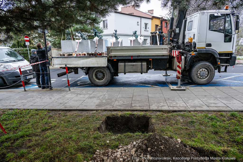 Kraków, Otofotokronika, Urząd Miasta Krakowa, UMK, lokalizacja, smoki, smoczki, figurki, geodeta,   Autor: P. Wojnarowski