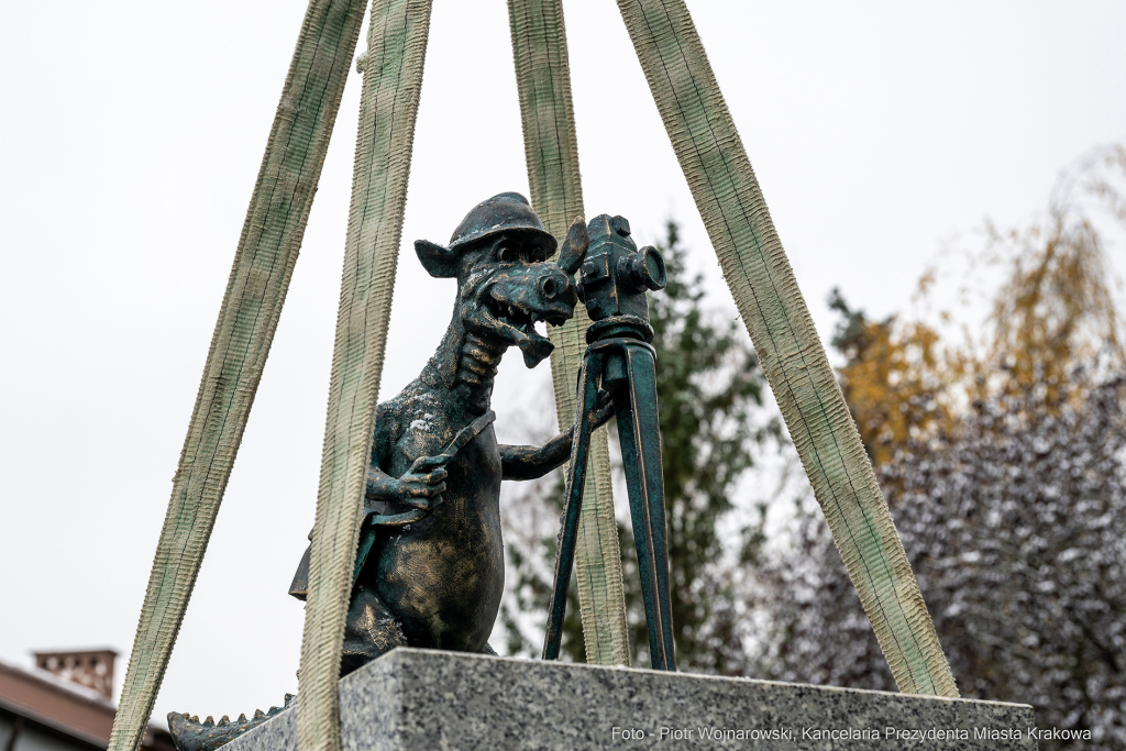 Kraków, Otofotokronika, Urząd Miasta Krakowa, UMK, lokalizacja, smoki, smoczki, figurki, geodeta,   Autor: P. Wojnarowski