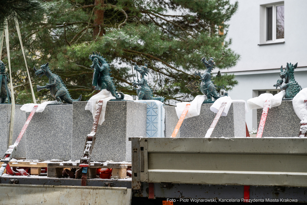 Kraków, Otofotokronika, Urząd Miasta Krakowa, UMK, lokalizacja, smoki, smoczki, figurki, geodeta,   Autor: P. Wojnarowski
