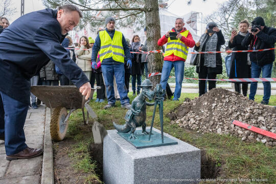 Kraków, Otofotokronika, Urząd Miasta Krakowa, UMK, lokalizacja, smoki, smoczki, figurki, geodeta, 