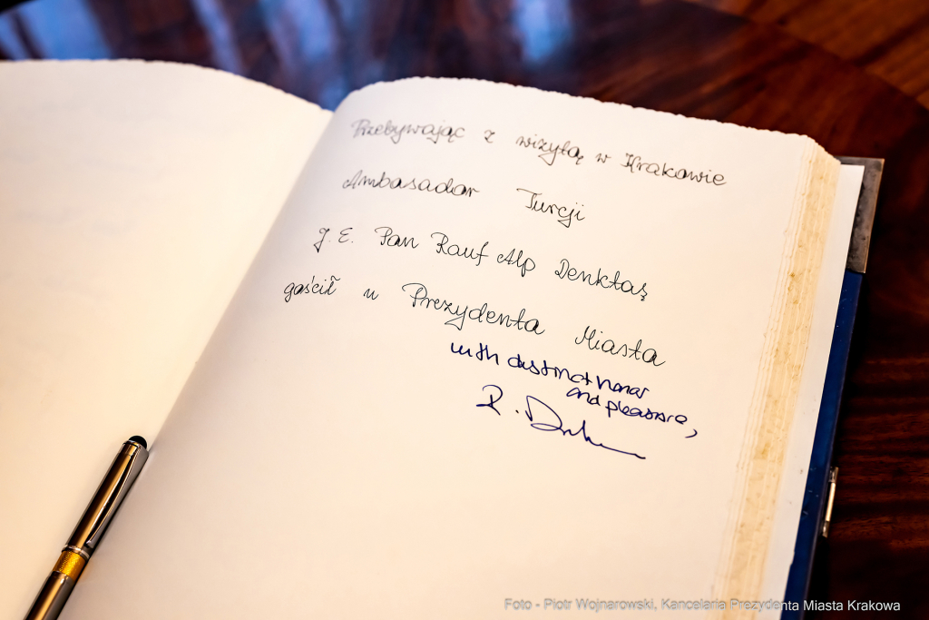 Kraków, Otofotokronika, Urząd Miasta Krakowa, UMK, Rauf Alp Denktaş, ambasador, Turcja, spotkanie  Autor: P. Wojnarowski