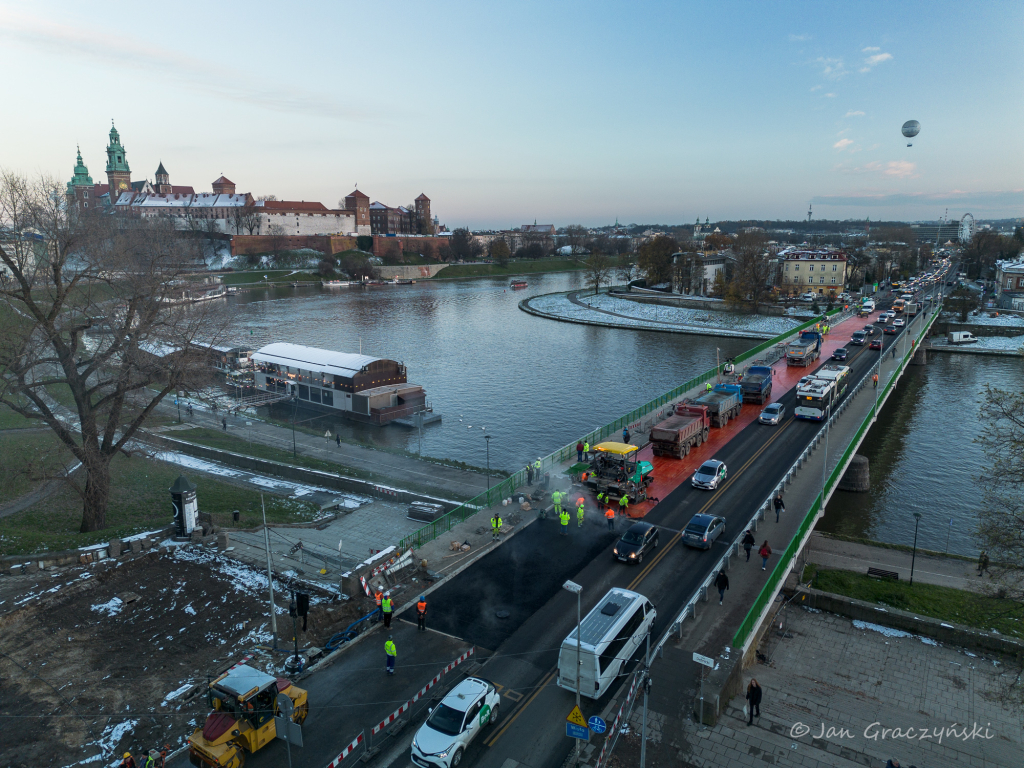 jg1_231127_krpl_dji_0252.jpg-Remont mostu Dębnickiego dobiega końca - ujęcia z drona