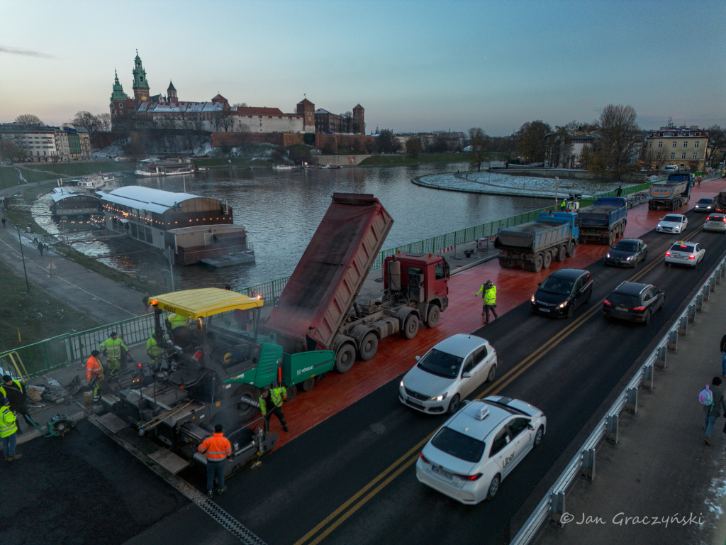 jg1_231127_krpl_dji_0297.jpg-Remont mostu Dębnickiego dobiega końca - ujęcia z drona