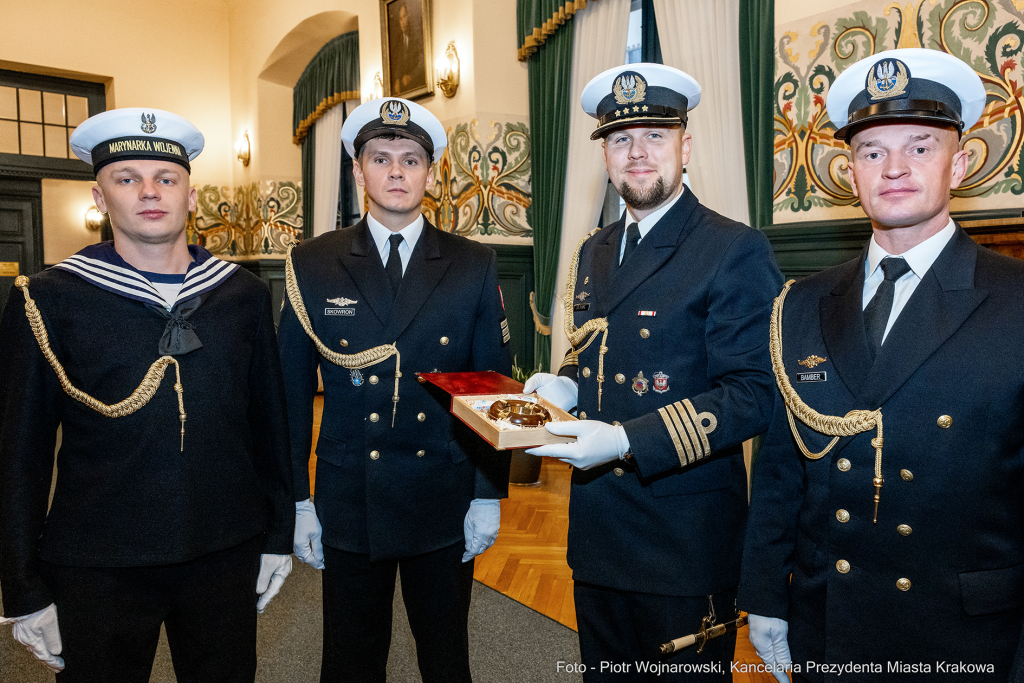 Kraków, Otofotokronika, Urząd Miasta Krakowa, UMK, marynarze, ORP Kraków, spotkanie, Majchrowski  Autor: P. Wojnarowski