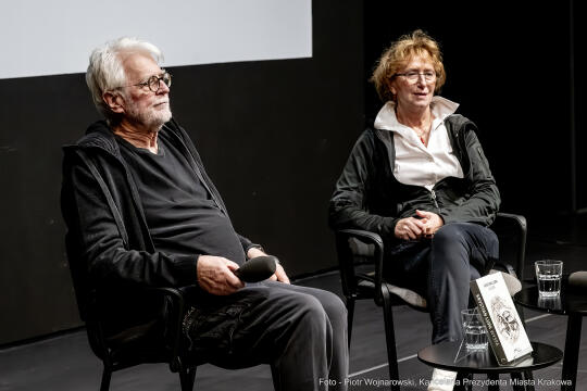 pw_147_002_piotr wojnarowski.jpg-Krystian Lupa odznaczony odznaką Honoris Gratia