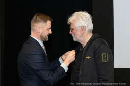 pw_147_008_piotr wojnarowski.jpg-Krystian Lupa odznaczony odznaką Honoris Gratia