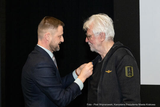 pw_147_008_piotr wojnarowski.jpg-Krystian Lupa odznaczony odznaką Honoris Gratia