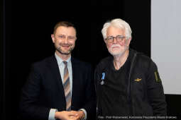 pw_147_009_piotr wojnarowski.jpg-Krystian Lupa odznaczony odznaką Honoris Gratia