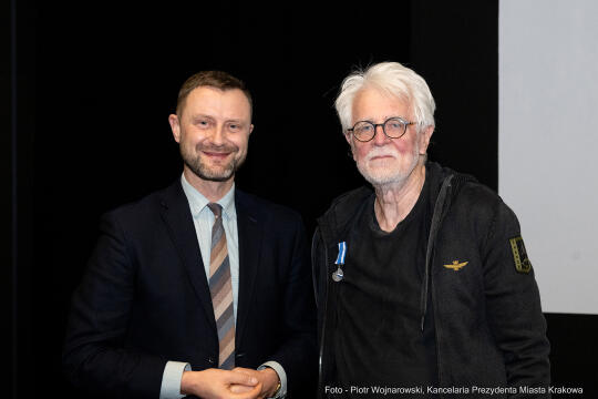 pw_147_009_piotr wojnarowski.jpg-Krystian Lupa odznaczony odznaką Honoris Gratia