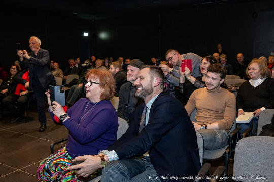 pw_147_015_piotr wojnarowski.jpg-Krystian Lupa odznaczony odznaką Honoris Gratia