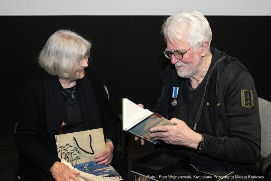 pw_147_017_piotr wojnarowski.jpg-Krystian Lupa odznaczony odznaką Honoris Gratia