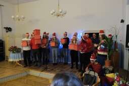 dscf5759.jpg-Świąteczna wizyta wolontariuszy z „Beczki”.