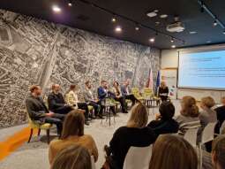 Zdjęcie przedstawia uczestników spotkania na temat dekarbonizacji miast współorganizowanej przez Ambasadę Królestwa Danii w Rzeszowie w listopadzie 2023 r.