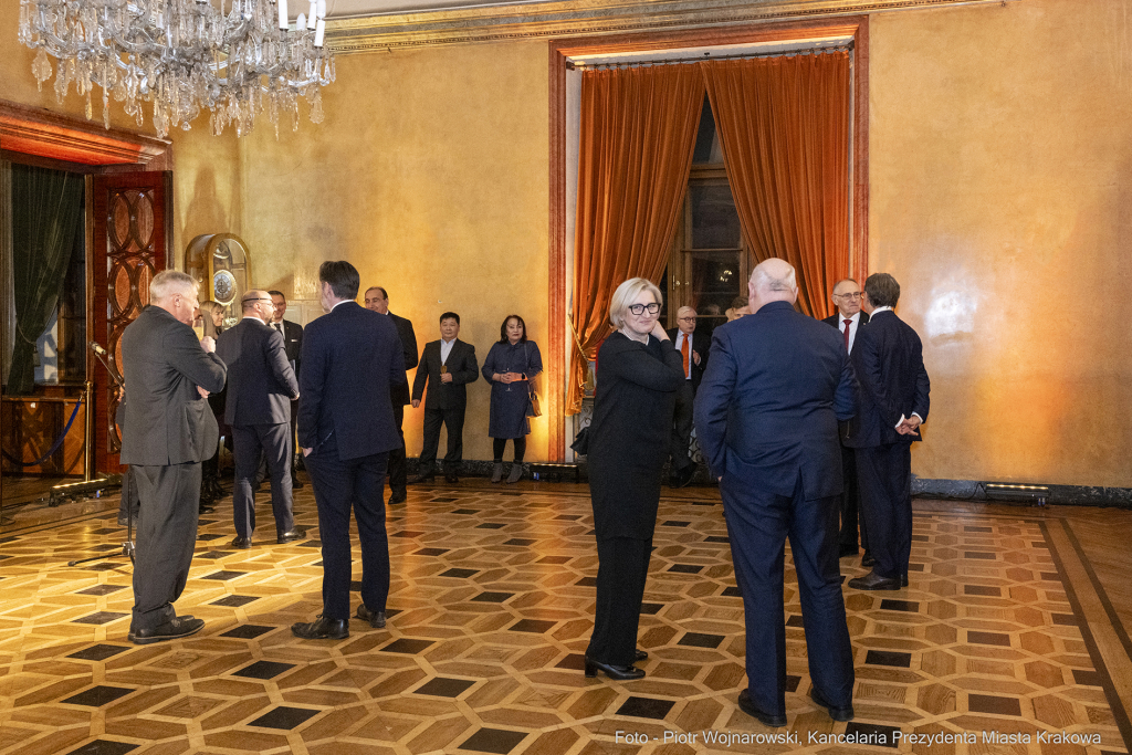 pw_169_007_fot. piotr wojnarowski.jpg-korpus, dyplomatyczny, spotkanie, Majchrowski, Kraków  Autor: P. Wojnarowski