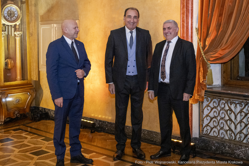 pw_169_009_fot. piotr wojnarowski.jpg-korpus, dyplomatyczny, spotkanie, Majchrowski, Kraków  Autor: P. Wojnarowski