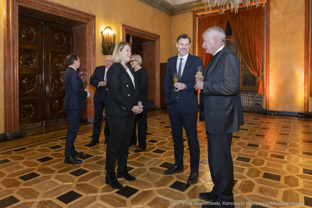 pw_169_010_fot. piotr wojnarowski.jpg-korpus, dyplomatyczny, spotkanie, Majchrowski, Kraków  Autor: P. Wojnarowski