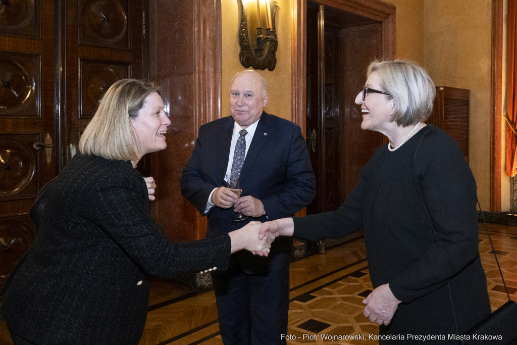 pw_169_011_fot. piotr wojnarowski.jpg-korpus, dyplomatyczny, spotkanie, Majchrowski, Kraków  Autor: P. Wojnarowski