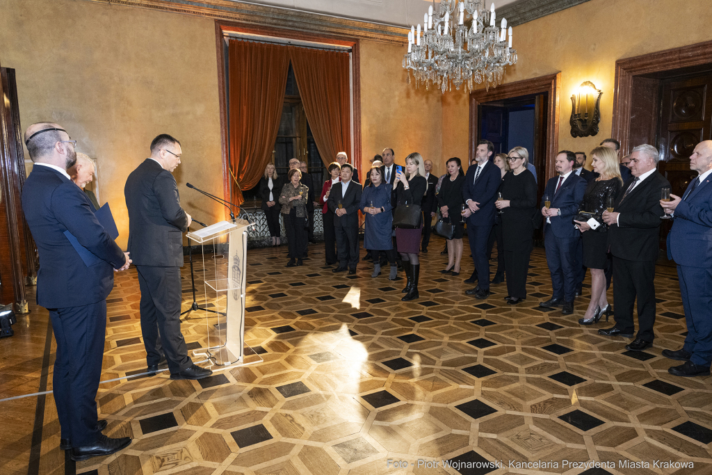 pw_169_023_fot. piotr wojnarowski.jpg-korpus, dyplomatyczny, spotkanie, Majchrowski, Kraków  Autor: P. Wojnarowski