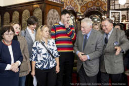 pw_172_002_fot. piotr wojnarowski.jpg-Sukiennice, KRAM, kupcy, Majchrowski, spotkanie