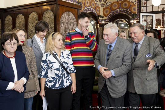 pw_172_002_fot. piotr wojnarowski.jpg-Sukiennice, KRAM, kupcy, Majchrowski, spotkanie