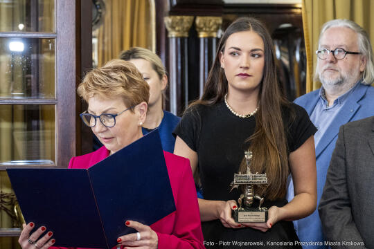 pw_172_007_fot. piotr wojnarowski.jpg-Sukiennice, KRAM, kupcy, Majchrowski, spotkanie