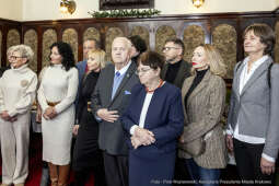 pw_172_009_fot. piotr wojnarowski.jpg-Sukiennice, KRAM, kupcy, Majchrowski, spotkanie