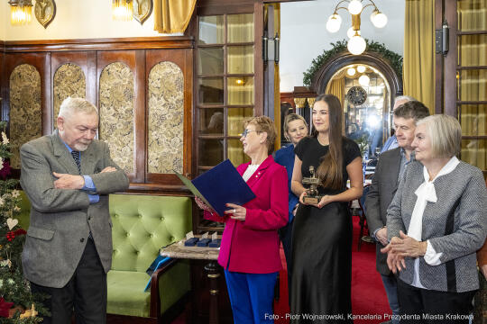 pw_172_010_fot. piotr wojnarowski.jpg-Sukiennice, KRAM, kupcy, Majchrowski, spotkanie