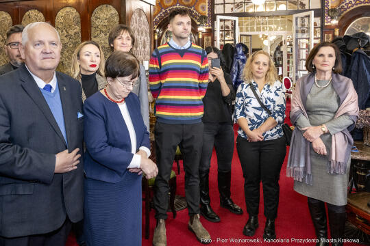 pw_172_012_fot. piotr wojnarowski.jpg-Sukiennice, KRAM, kupcy, Majchrowski, spotkanie