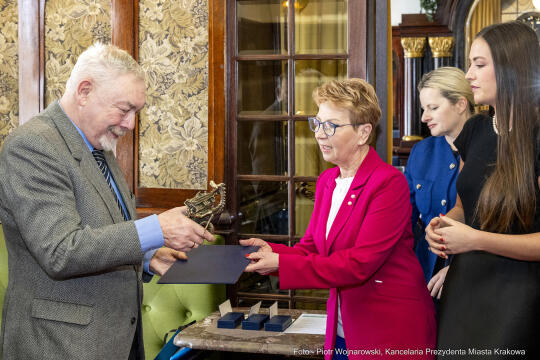 pw_172_013_fot. piotr wojnarowski.jpg-Sukiennice, KRAM, kupcy, Majchrowski, spotkanie