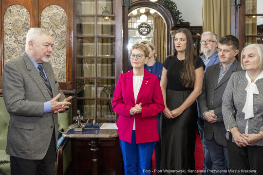 pw_172_015_fot. piotr wojnarowski.jpg-Sukiennice, KRAM, kupcy, Majchrowski, spotkanie