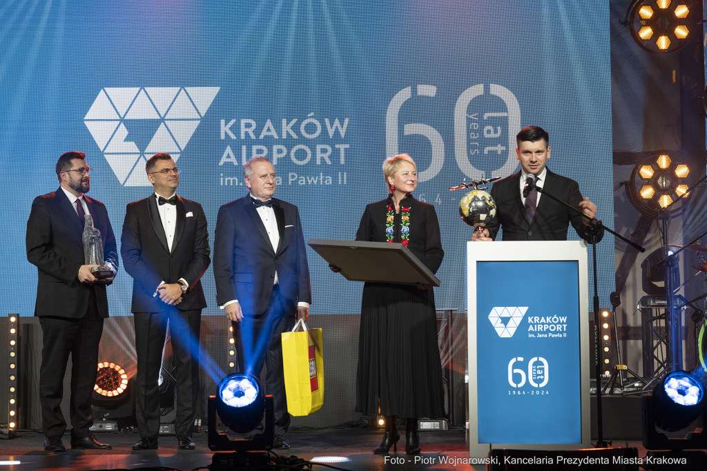 pw_174_003_fot. piotr wojnarowski.jpg-gala, lotnisko, Kraków, Jubileusz, 60 lat, Muzyk  Autor: P. Wojnarowski