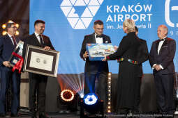 pw_174_006_fot. piotr wojnarowski.jpg-gala, lotnisko, Kraków, Jubileusz, 60 lat, Muzyk