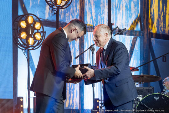 pw_174_010_fot. piotr wojnarowski.jpg-gala, lotnisko, Kraków, Jubileusz, 60 lat, Muzyk