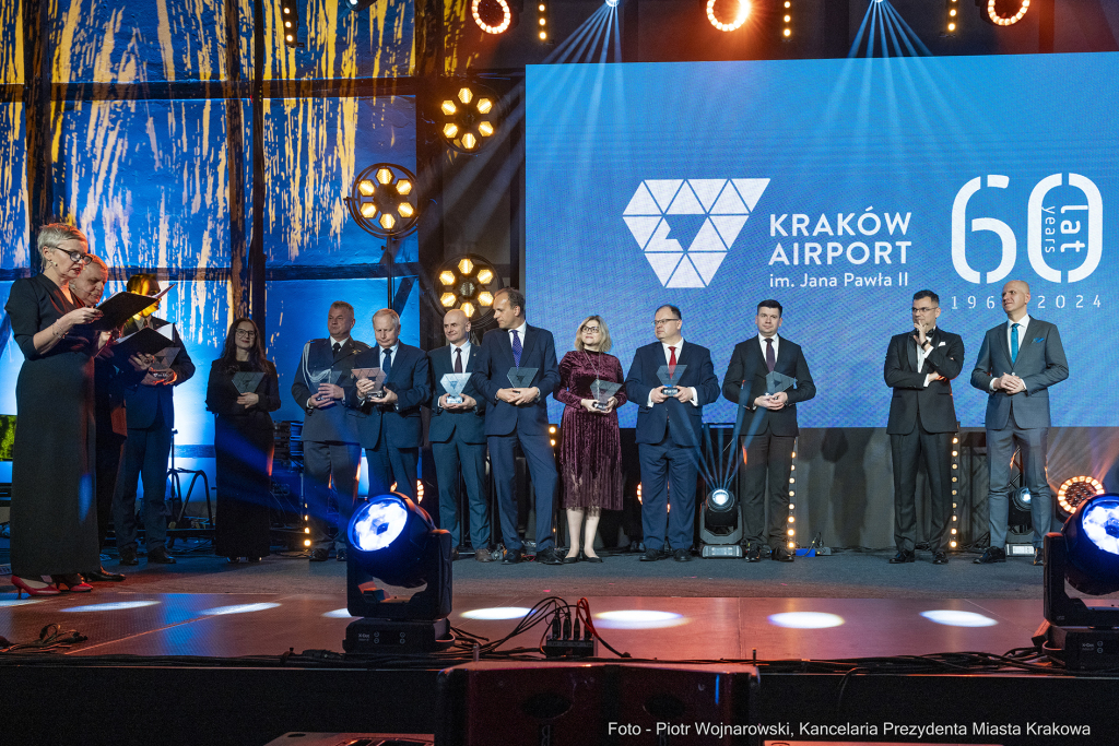 pw_174_016_fot. piotr wojnarowski.jpg-gala, lotnisko, Kraków, Jubileusz, 60 lat, Muzyk  Autor: P. Wojnarowski