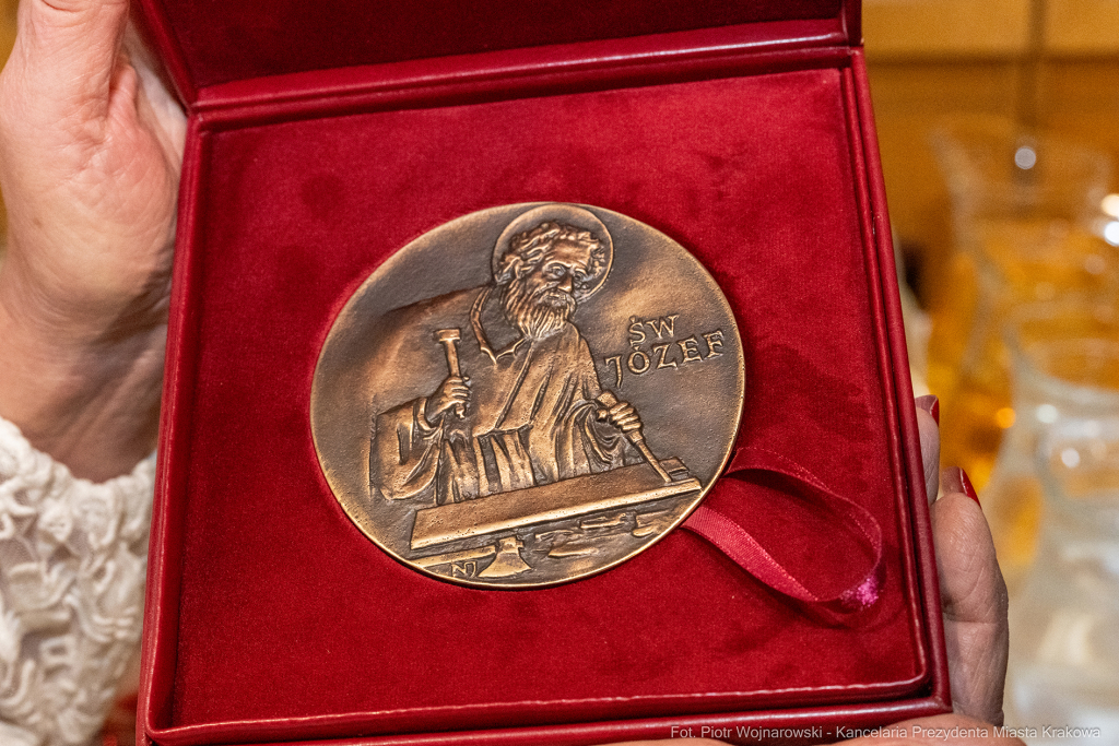 wręczenie, medal św. Józefa, Majchrowski, zasłużeni dla Krakowa, Święto Patrona Miasta  Autor: P. Wojnarowski