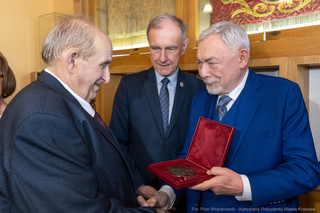 wręczenie, medal św. Józefa, Majchrowski, zasłużeni dla Krakowa, Święto Patrona Miasta  Autor: P. Wojnarowski