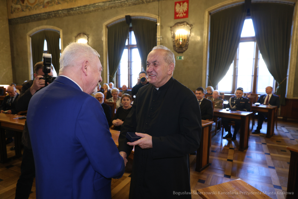 wręczenie, Honoris Gratia, Majchrowski, zasłużeni dla Krakowa, Święto Patrona Miasta  Autor: B. Świerzowski