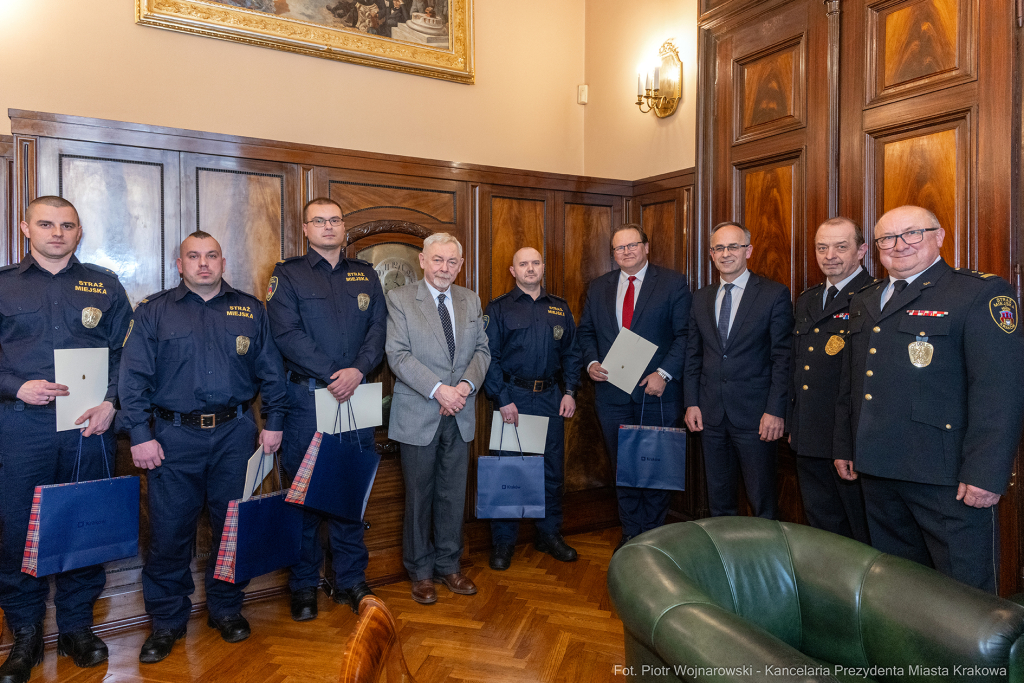 straż miejska, bohaterzy, ratunek, strażnicy, most Grunwaldzki  Autor: P. Wojnarowski