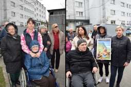 Mieszkańcy Domu wraz z opiekunami oczekujący rozpoczęcia Drogi Krzyżowej